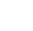 un logotipo blanco de un hotel con una montaña en el fondo