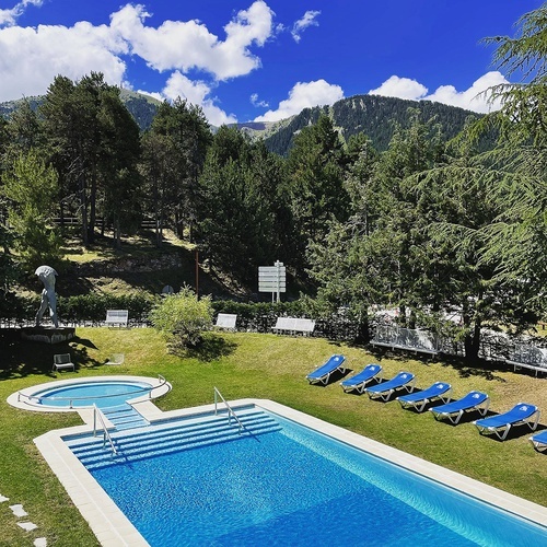 una piscina rodeada de sillas y un montón de árboles