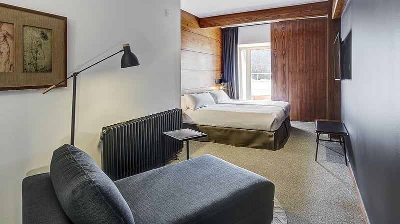 SUITE MASELLA - une chambre d' hôtel avec un lit et une chaise