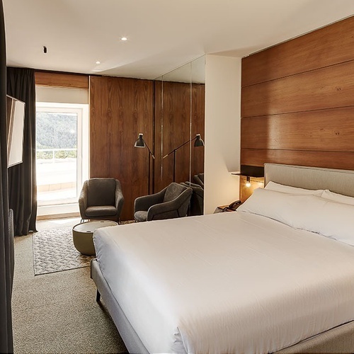 una habitación de hotel con una cama y una silla