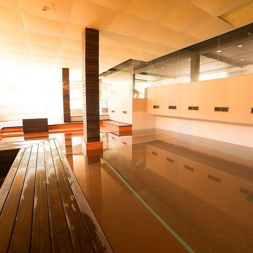 una piscina llena de agua y un banco de madera