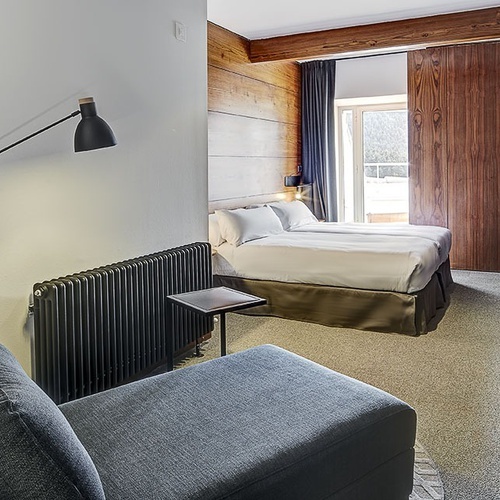 una habitación de hotel con una cama y una silla
