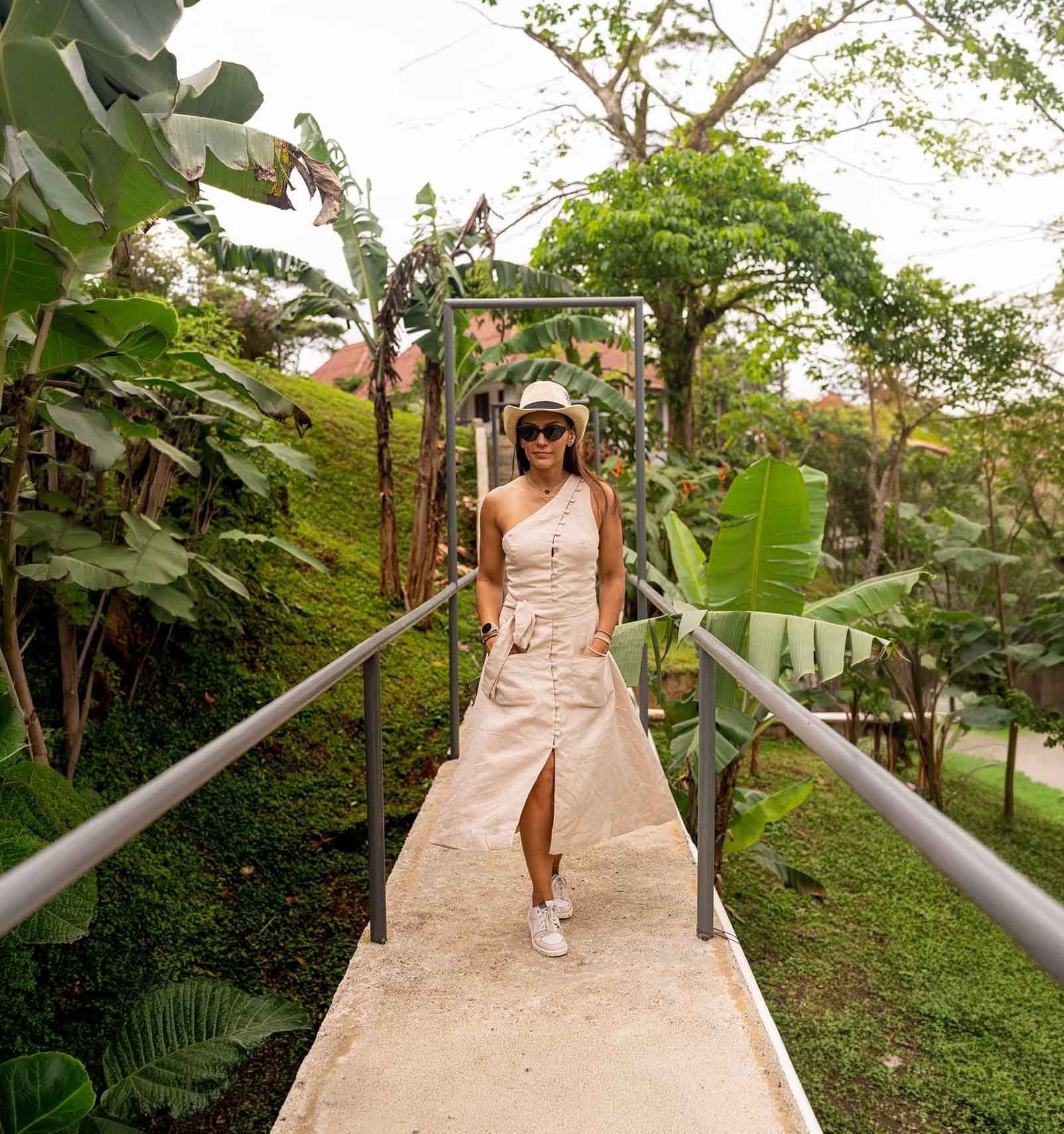 un edificio blanco con una vista del océano en el fondo