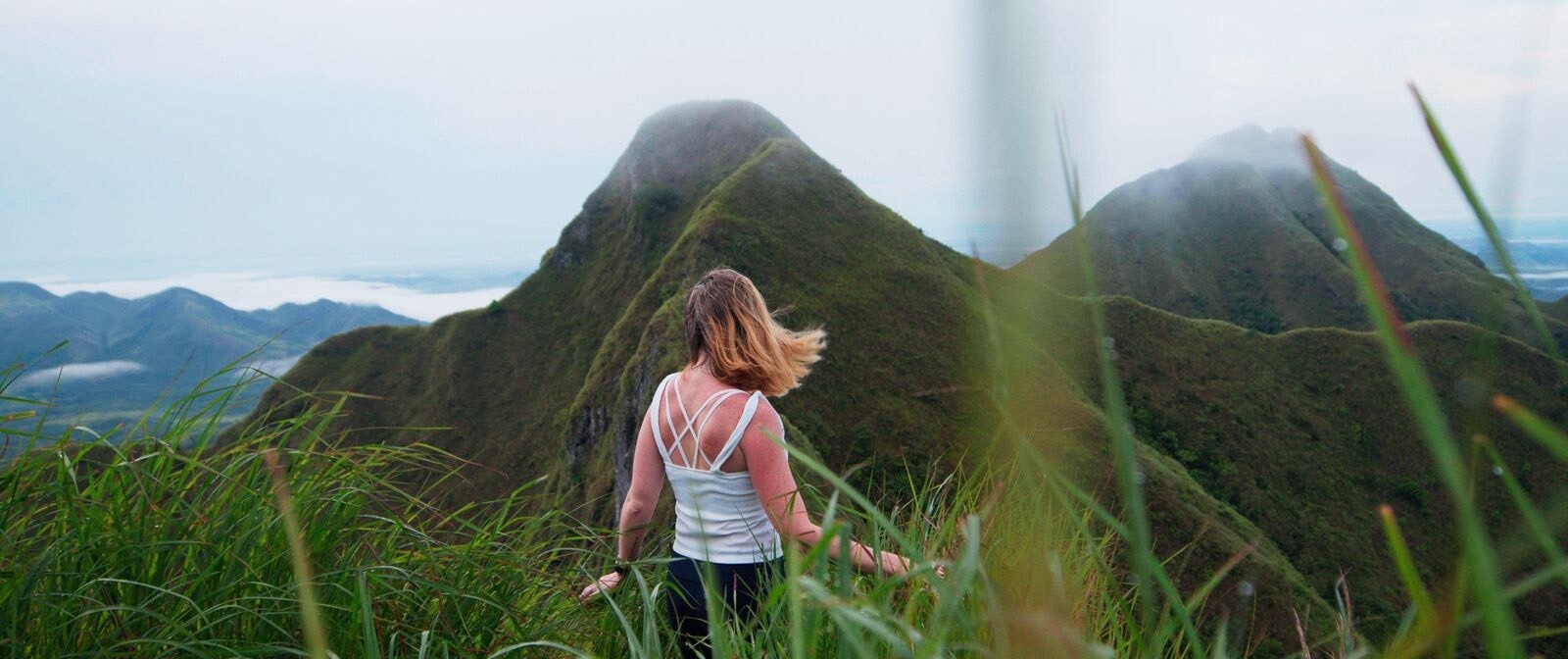 un buffet de frutas y verduras con una pizarra que dice fruta
