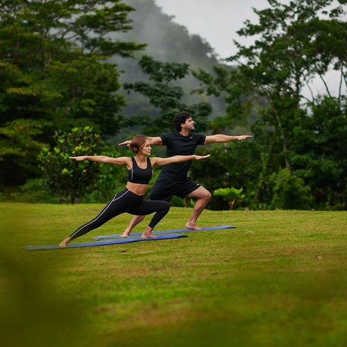Pareja practica yoga en un entorno natural, ideal para Alto Monte.