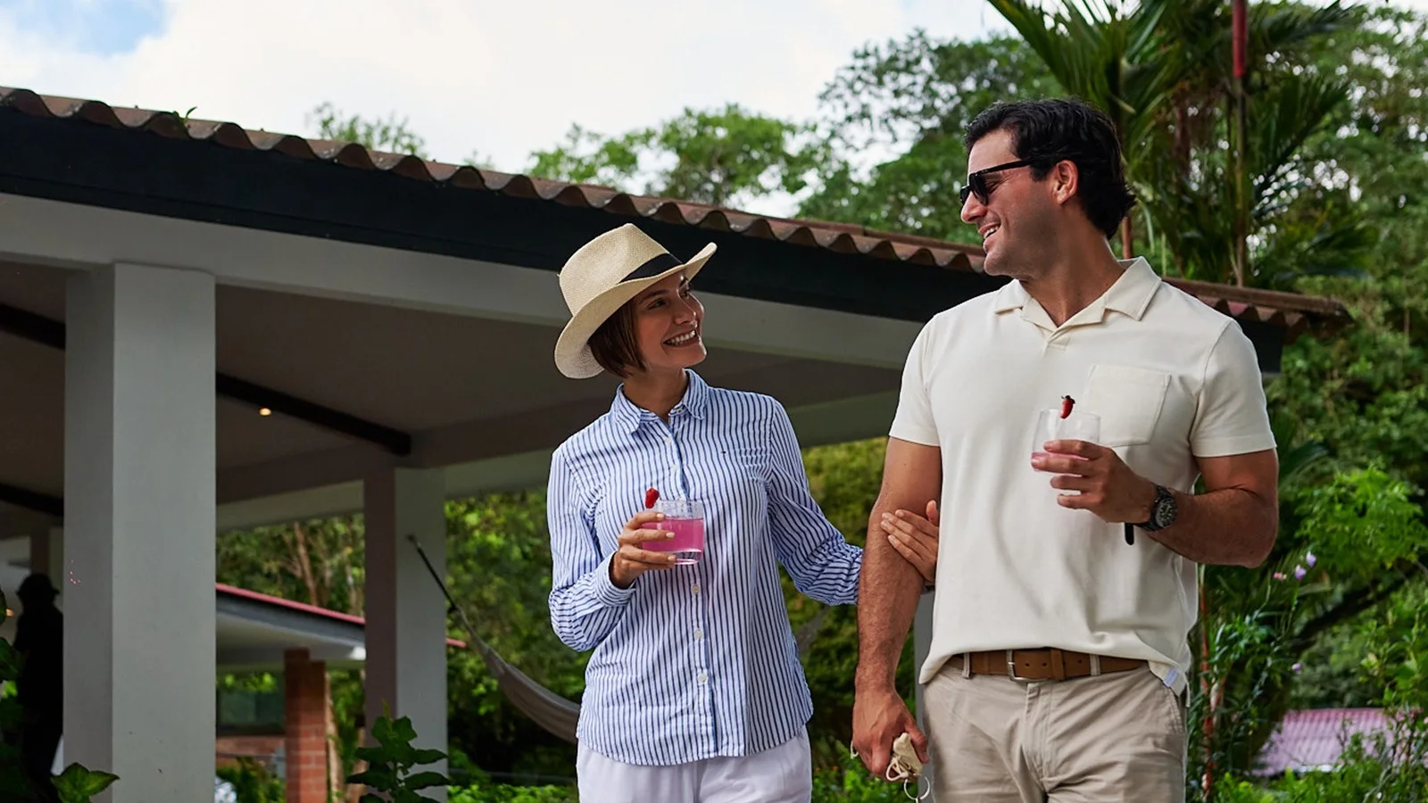 Pareja caminando por los alrededores de Alto Monte