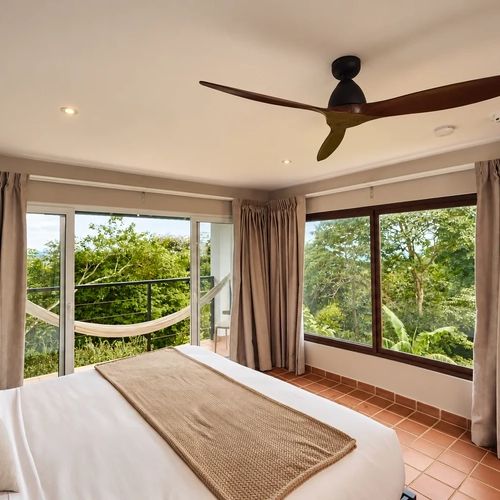 Habitación con balcón y hamaca con vista a la jungla Alto Monte.