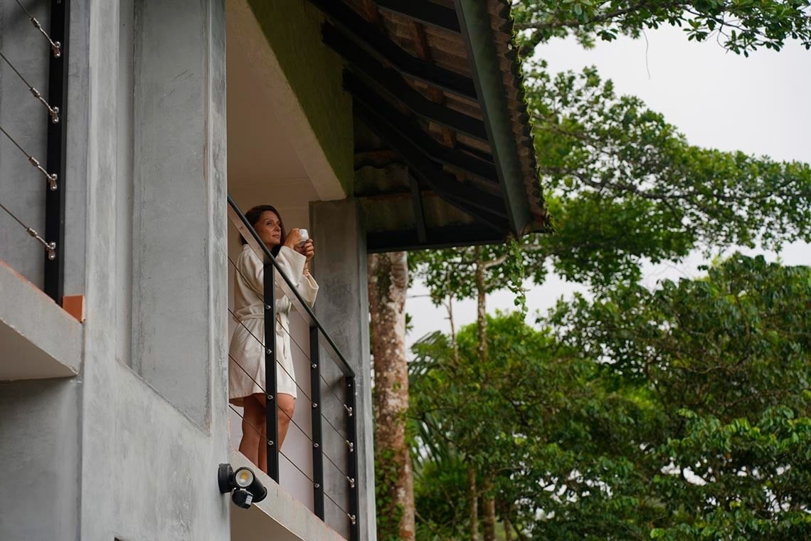 una calabaza blanca y un girasol amarillo están sobre una mesa de madera .