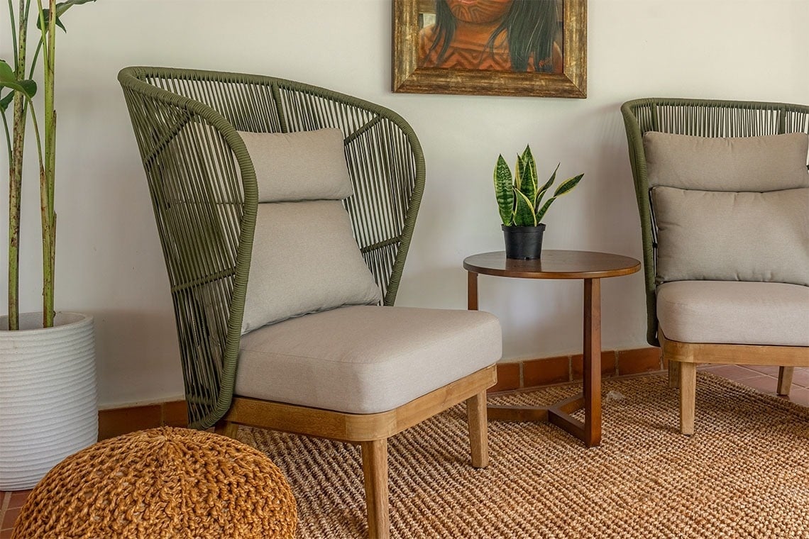 una habitación oscura con una cama y un jarrón de flores