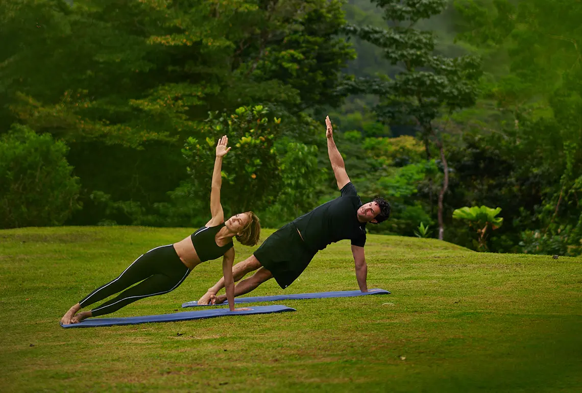 Mujer en postura de yoga en Alto Monte.