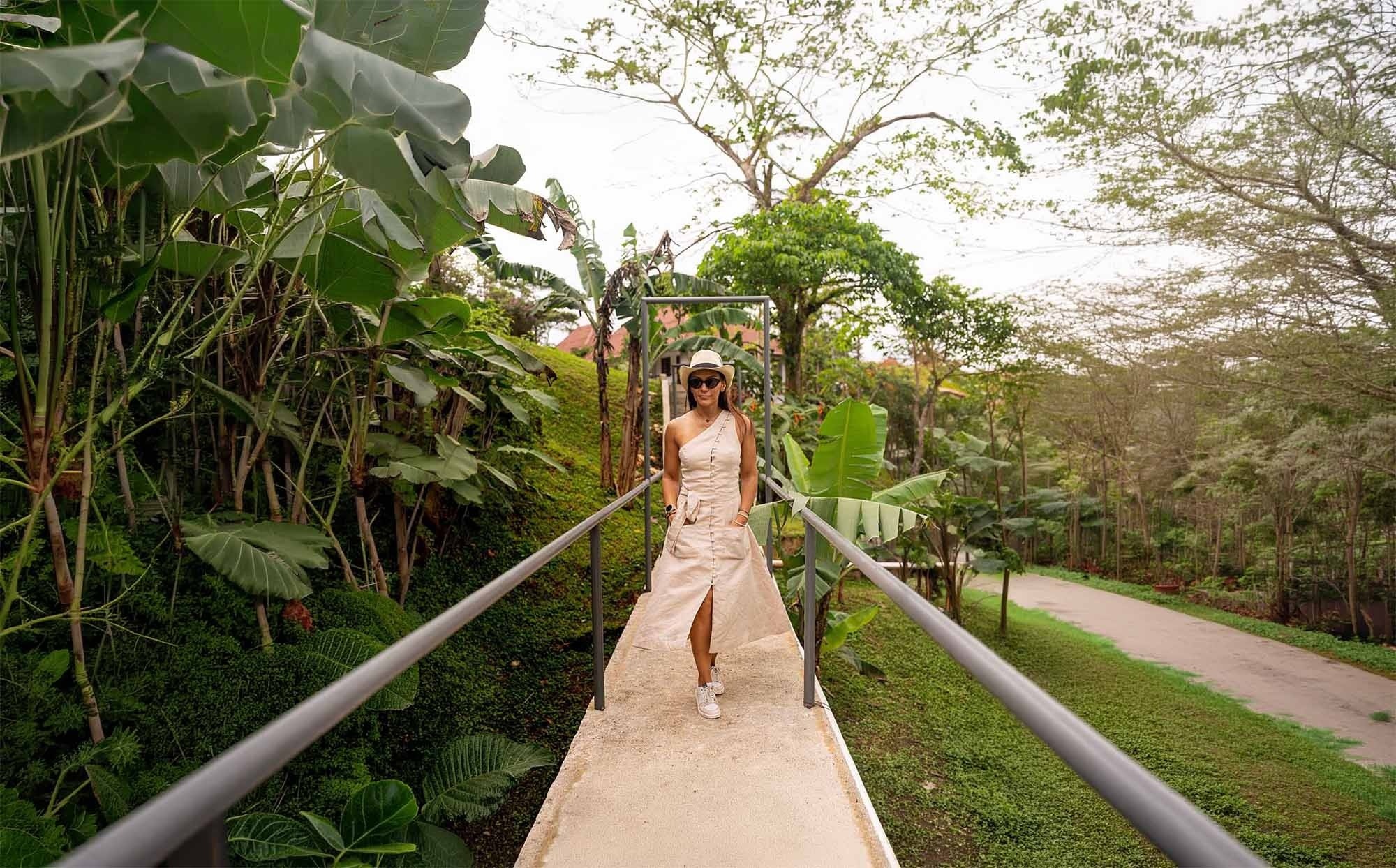 una mujer sostiene una cámara frente a su cara