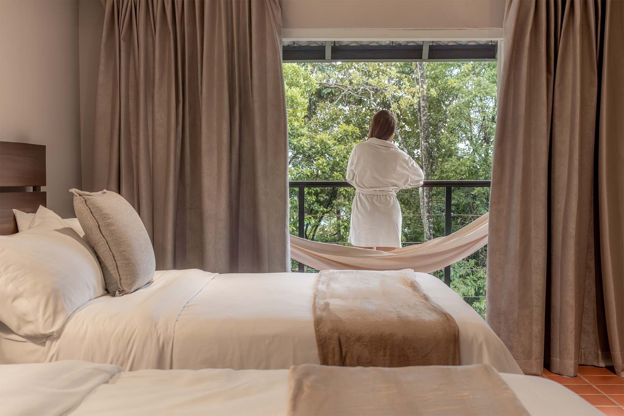 una habitación de hotel con una cama y una lámpara