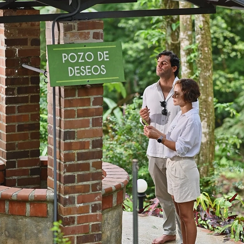 Pareja lanza deseos en el Alto Monte.