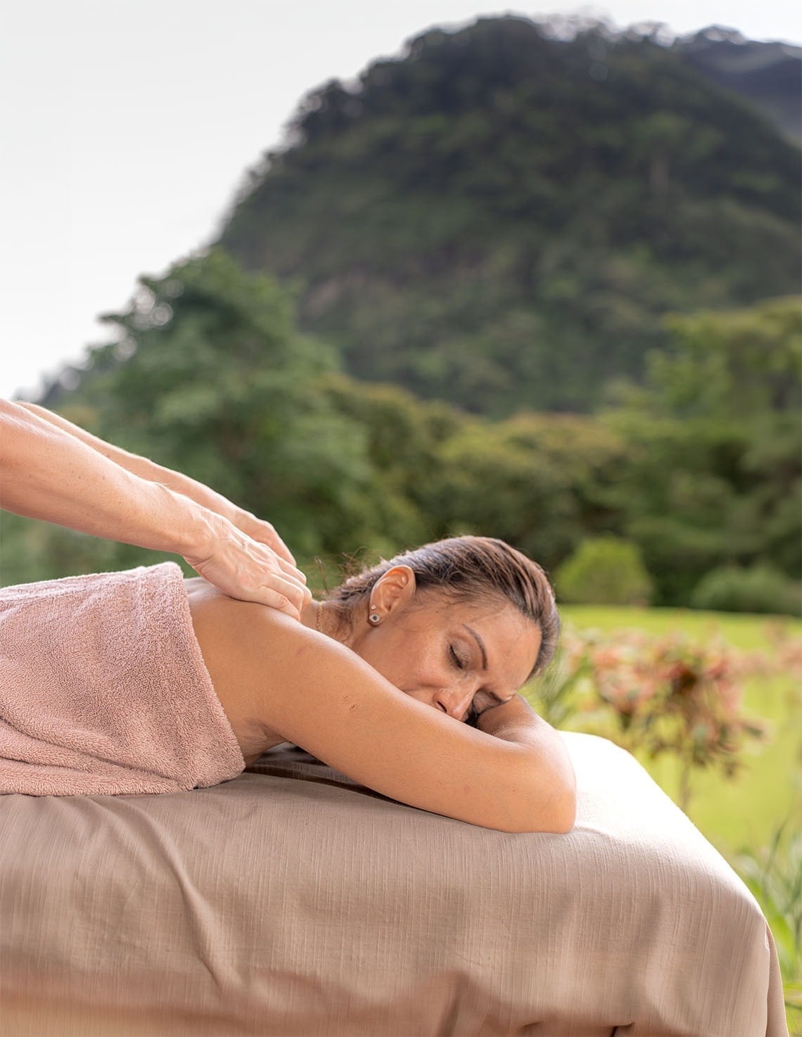 una habitación de hotel con una cama y una lámpara