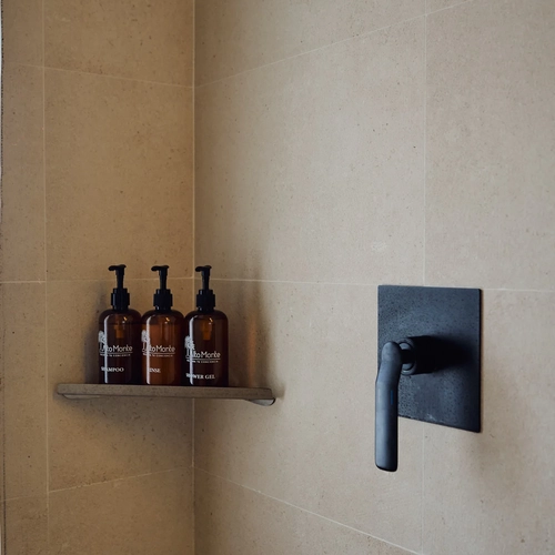 Detalles de lujo en la ducha: jabón, champú y acondicionador de 'Alto Monte'.