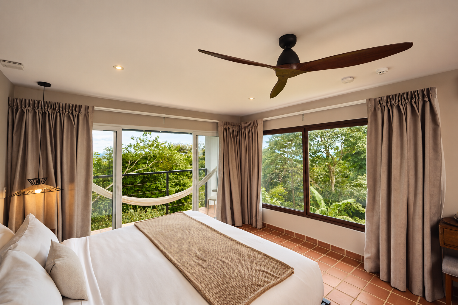 Habitación con cama doble y hamaca en Alto Monte, vista al bosque.