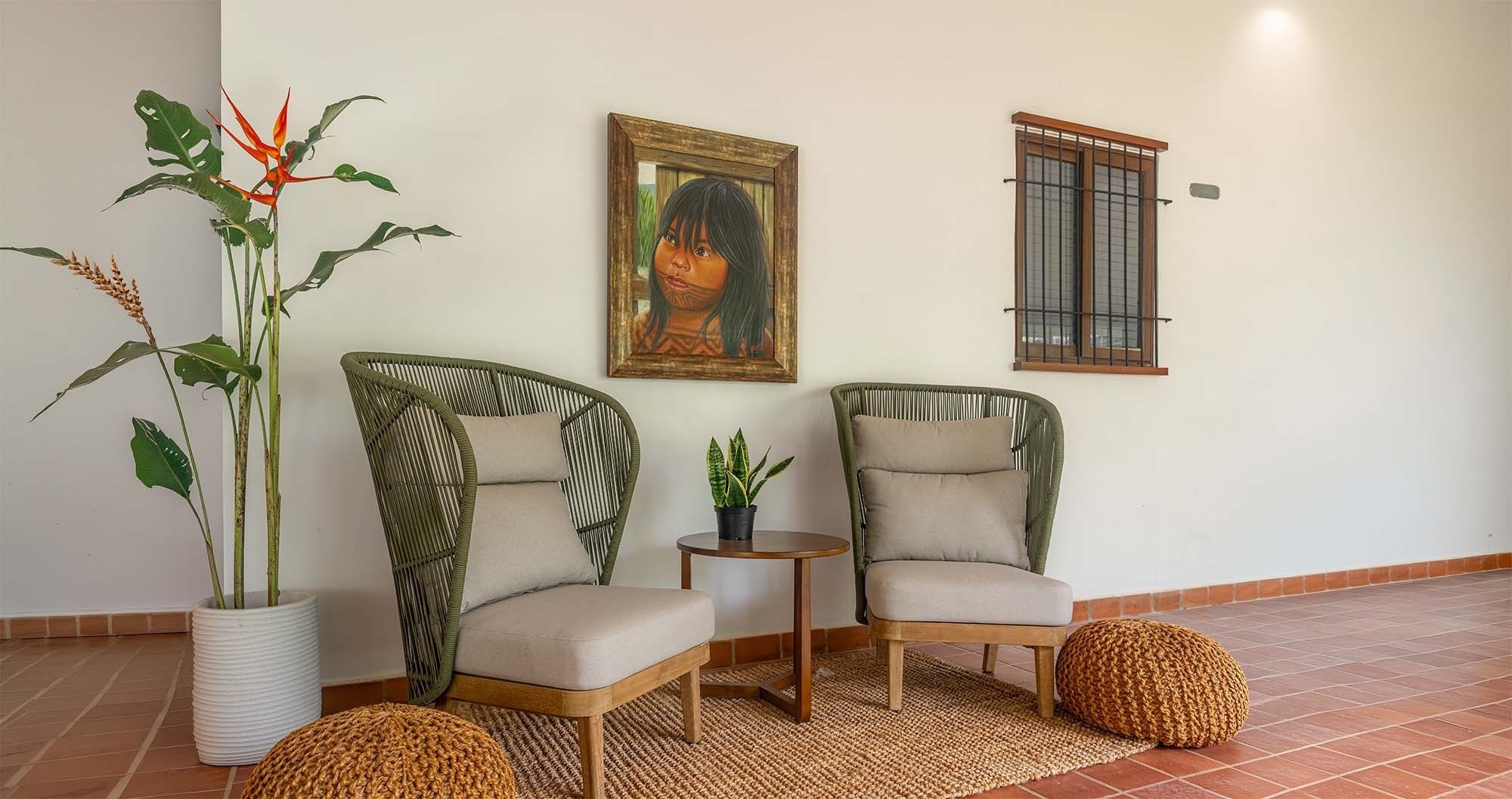 una mesa en un restaurante con copas de vino y una vela