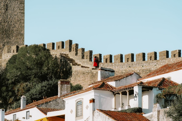 Vista de castelo histórico e casas com telhados de terracota, com um toque de AndTales.