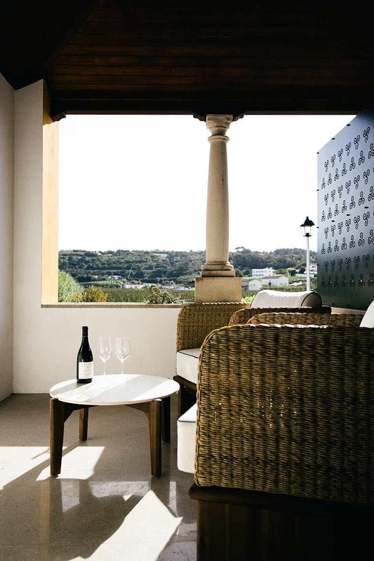 Varanda do AndTales com vista e área de estar, ideal para relaxar.