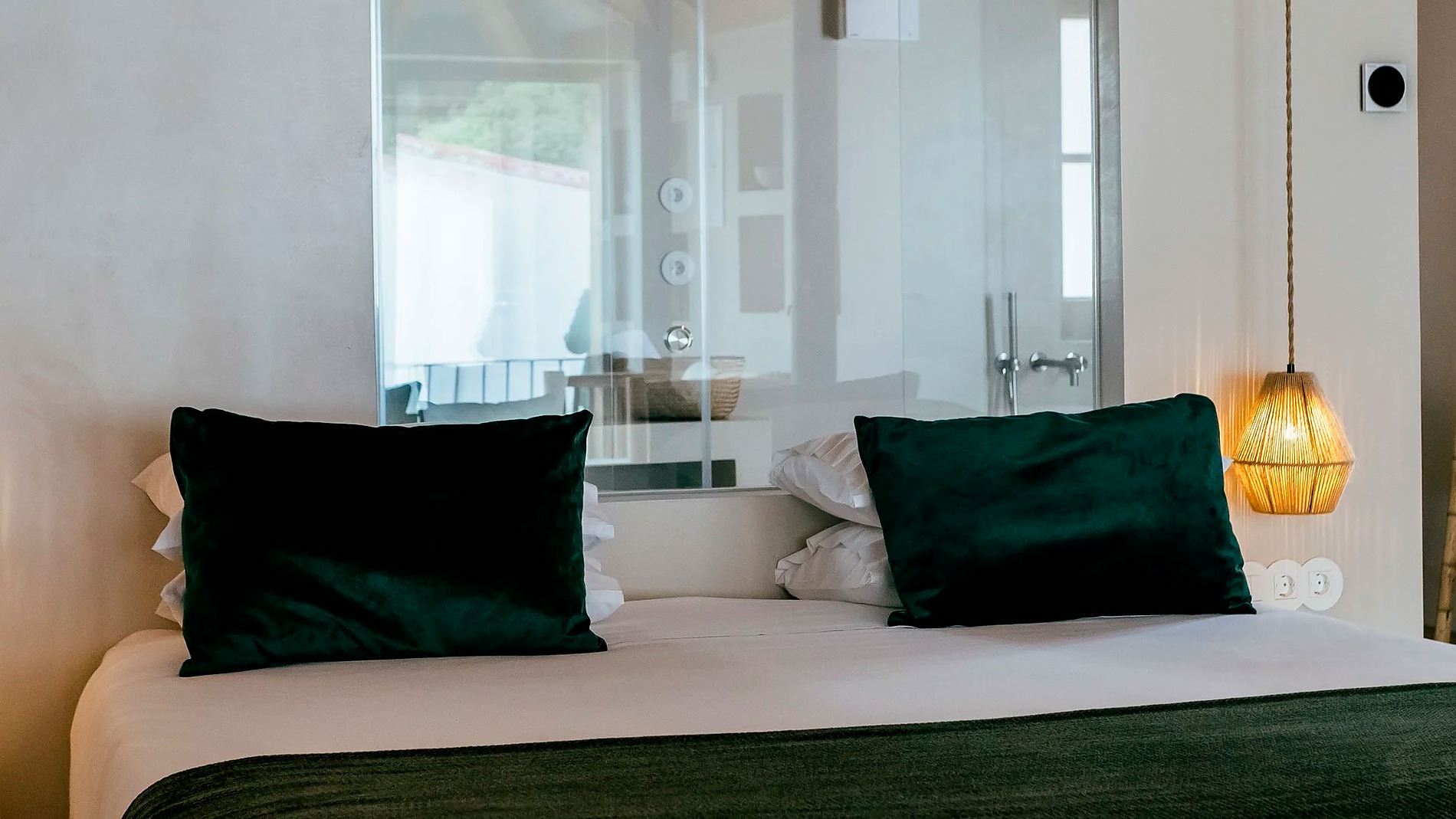 Cama luxuosa com duche integrado, um toque de requinte AndTales.