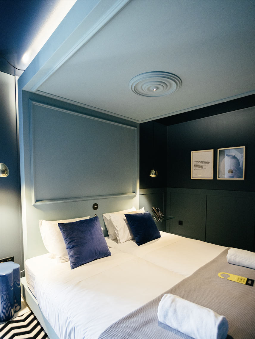 Quarto AndTales moderno com cama confortável e decoração elegante.