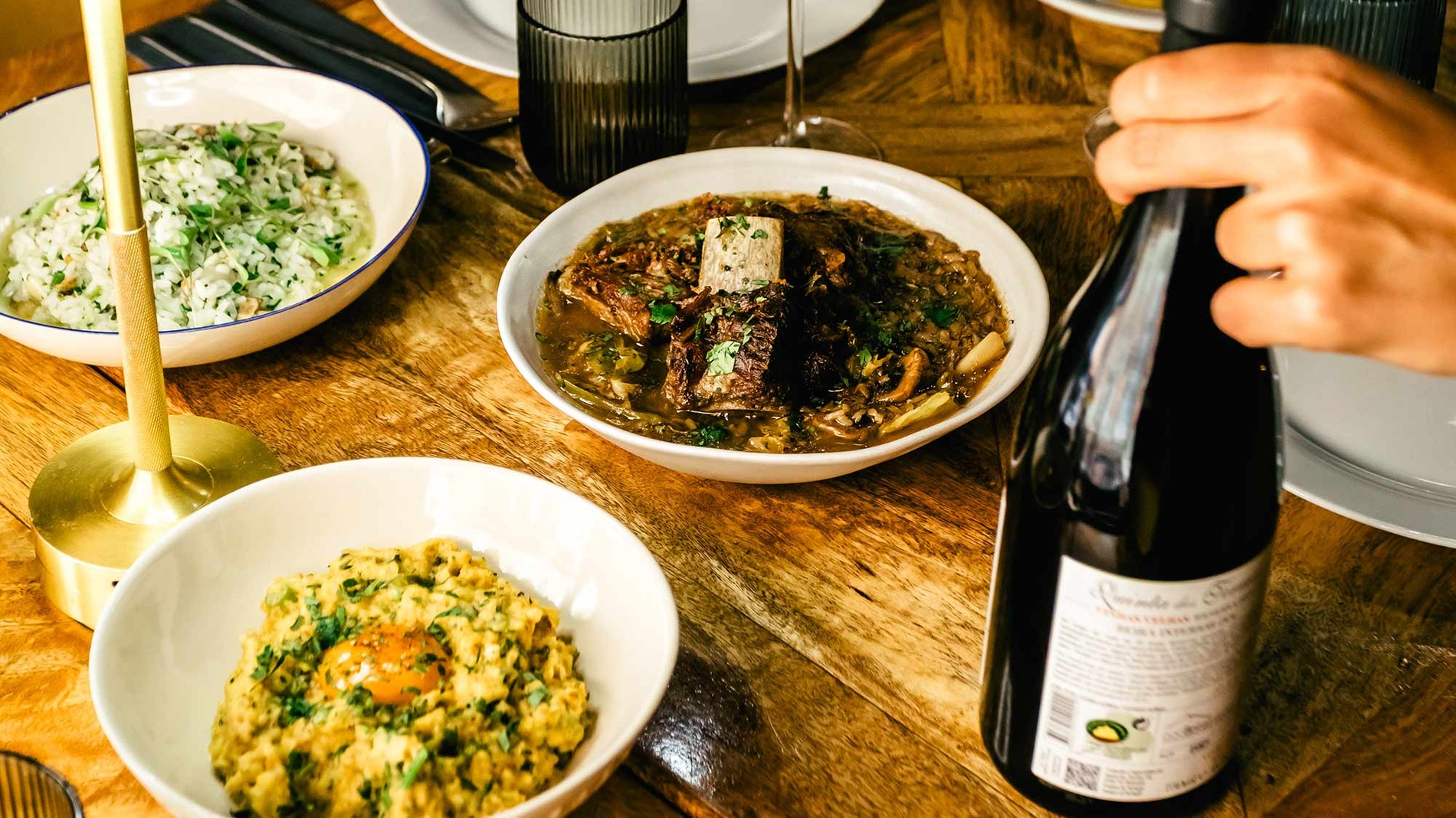 Prato de carne e risoto em restaurante AndTales, perfeito para sua experiência gastronômica.