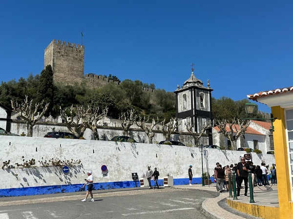AndTales Hotel: castelo e torre de igreja em Portugal com vista para a paisagem.