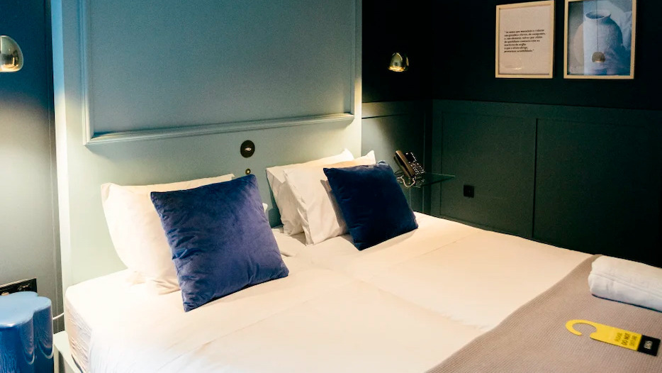 Quarto AndTales moderno com cama confortável e decoração elegante.