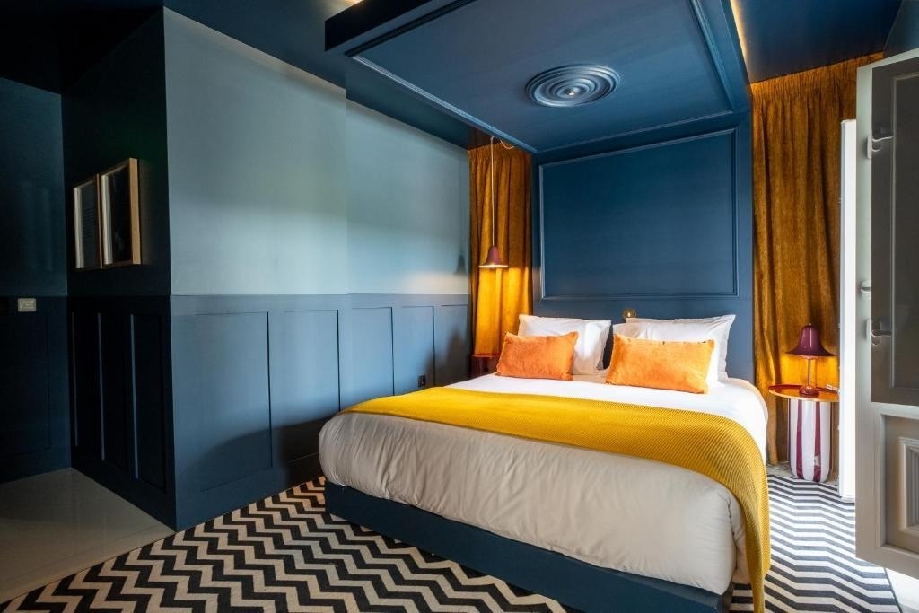 Quarto azul e laranja AndTales, design moderno e elegante.