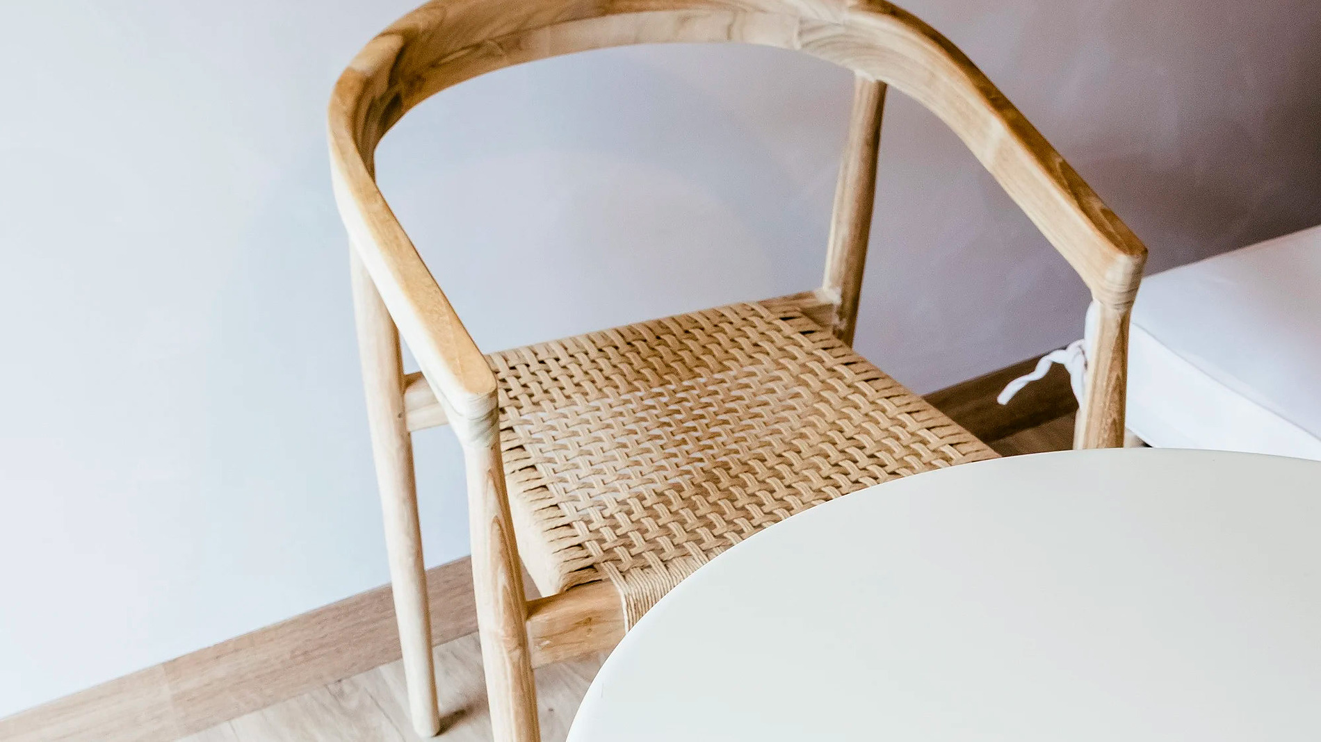 Sala de jantar com cadeiras AndTales e mesa branca minimalista.
