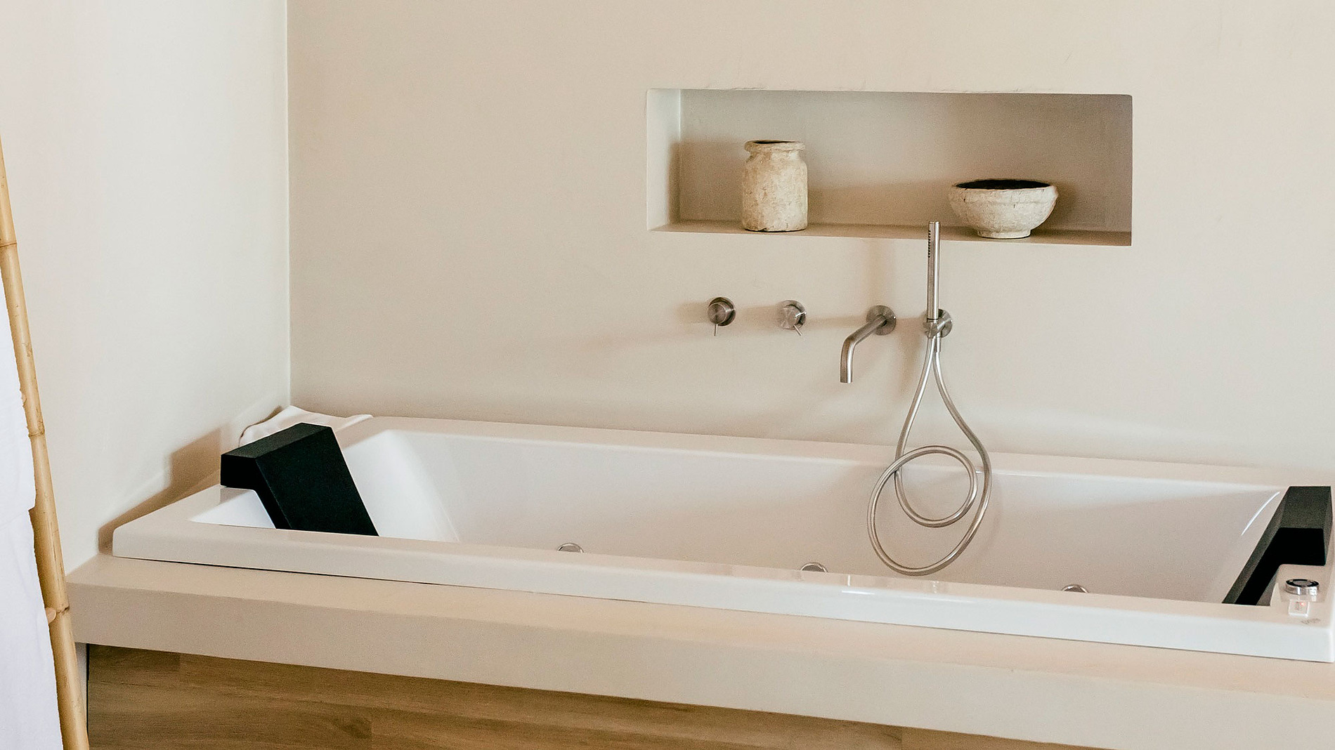 Banhos relaxantes com estilo AndTales em jacuzzi, sob telhado de madeira.