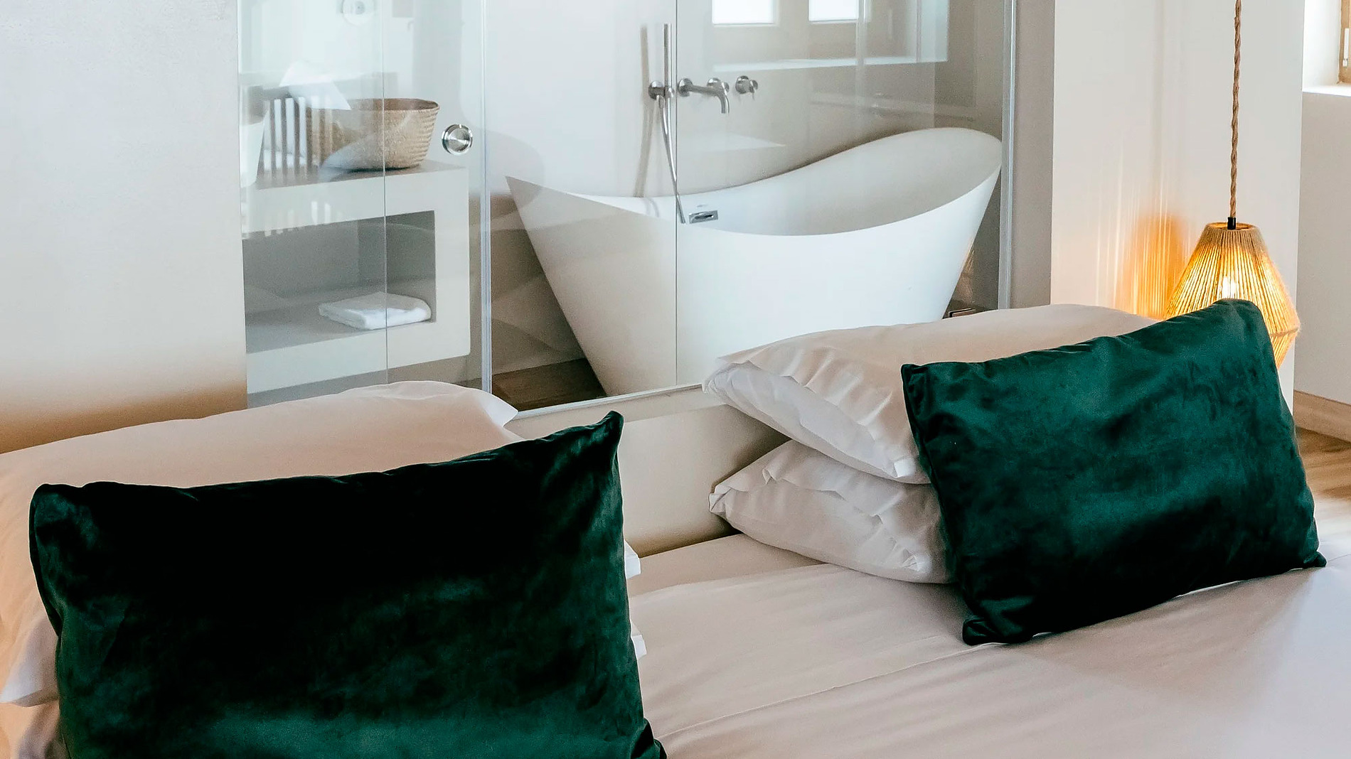 Quarto luxuoso com banheira e chuveiro em vidro, parte do universo AndTales.