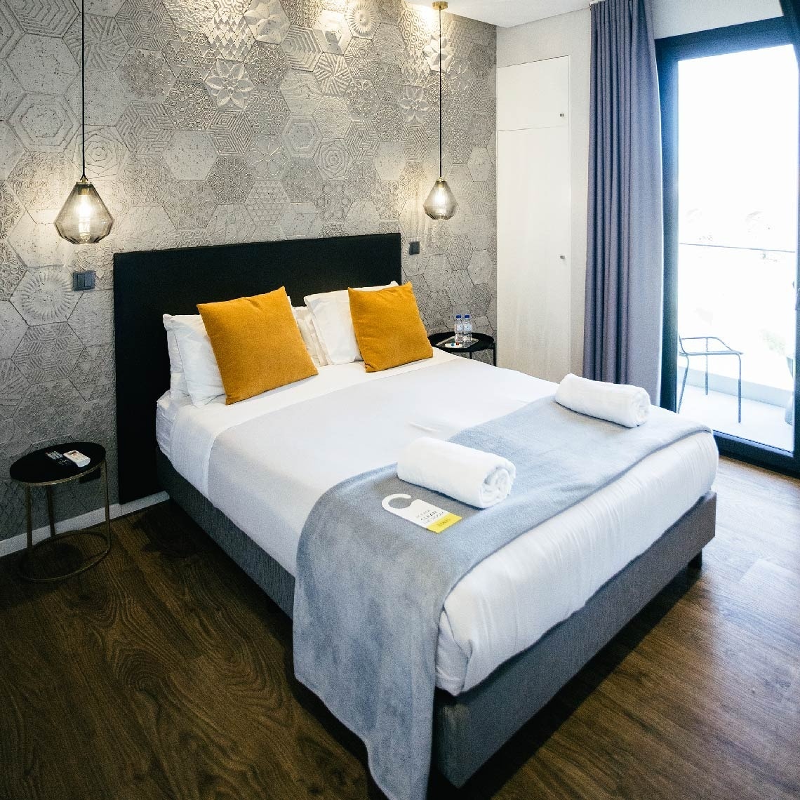 Quarto AndTales elegante com cama confortável, decoração moderna e luz ambiente.