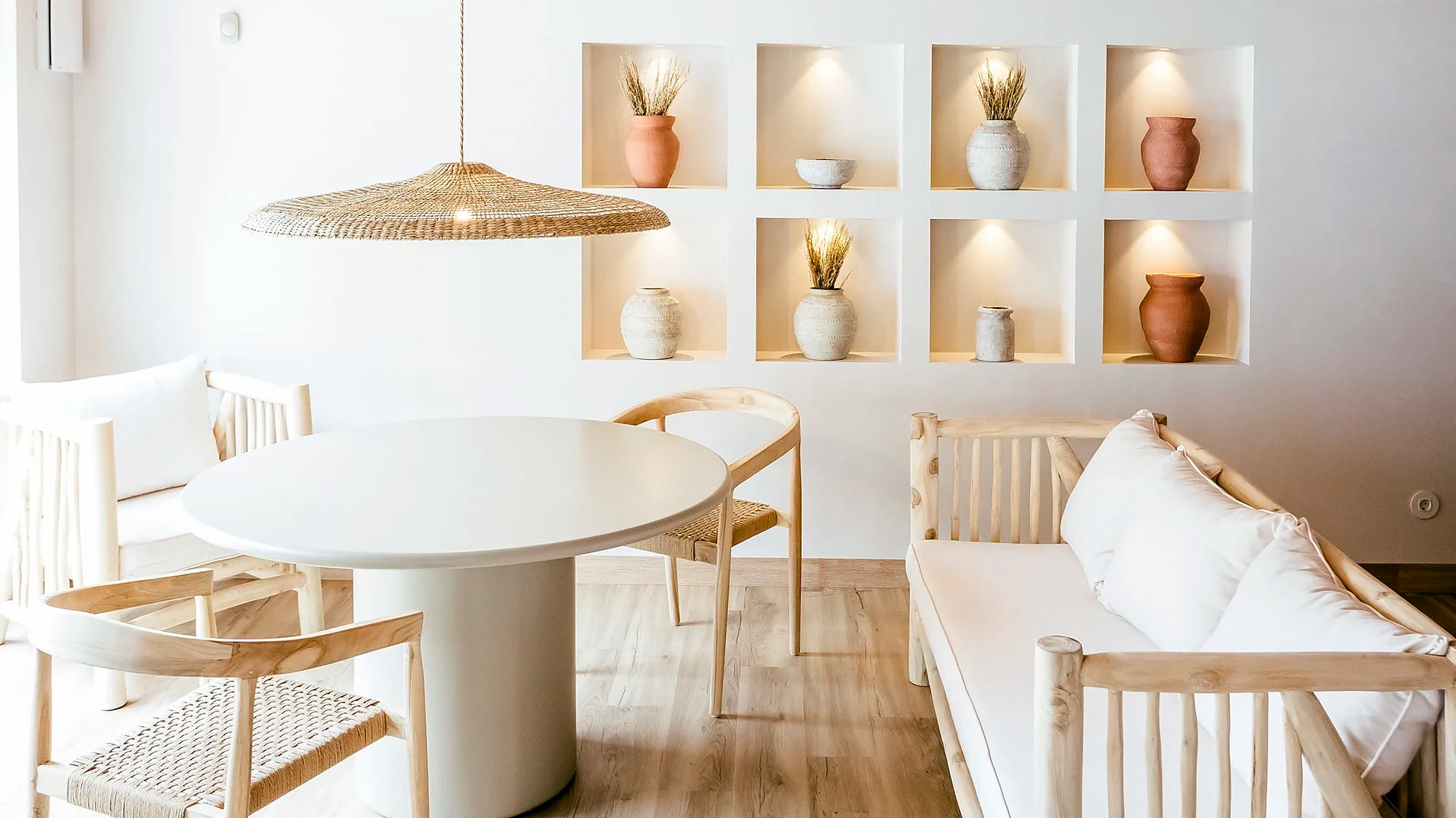 Elegante sala de jantar AndTales com tetos de madeira e decoração minimalista.