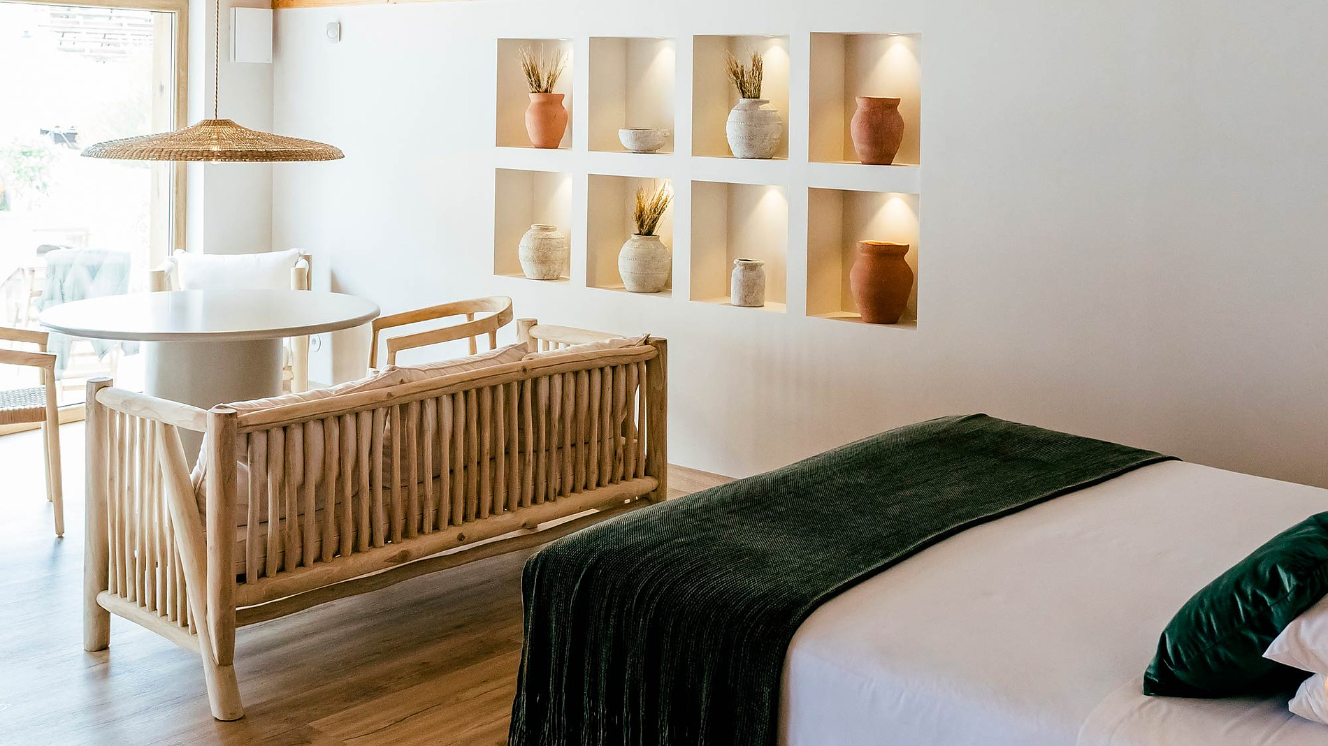 Quarto aconchegante com vigas expostas e decoração AndTales, AndTales.