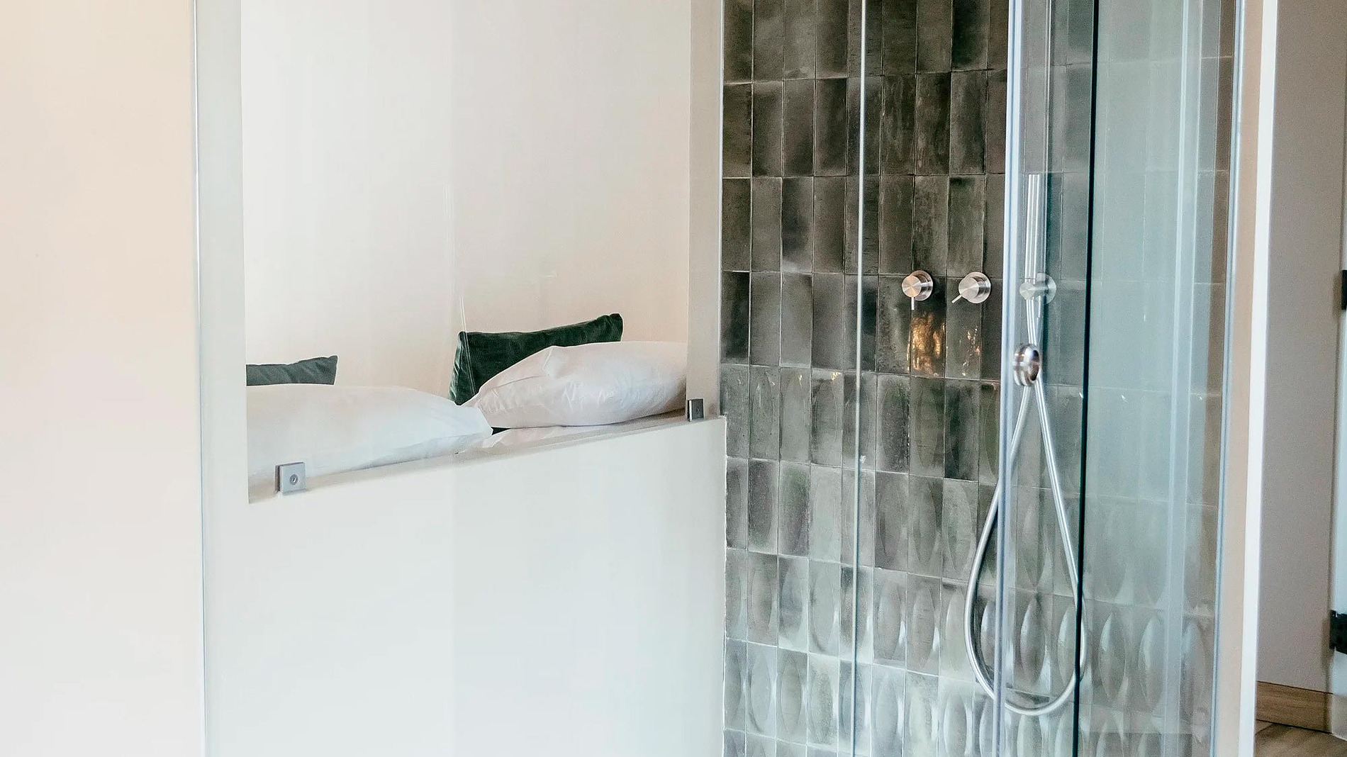 Shower AndTales moderna com azulejos e teto exposto, um refúgio luxuoso.