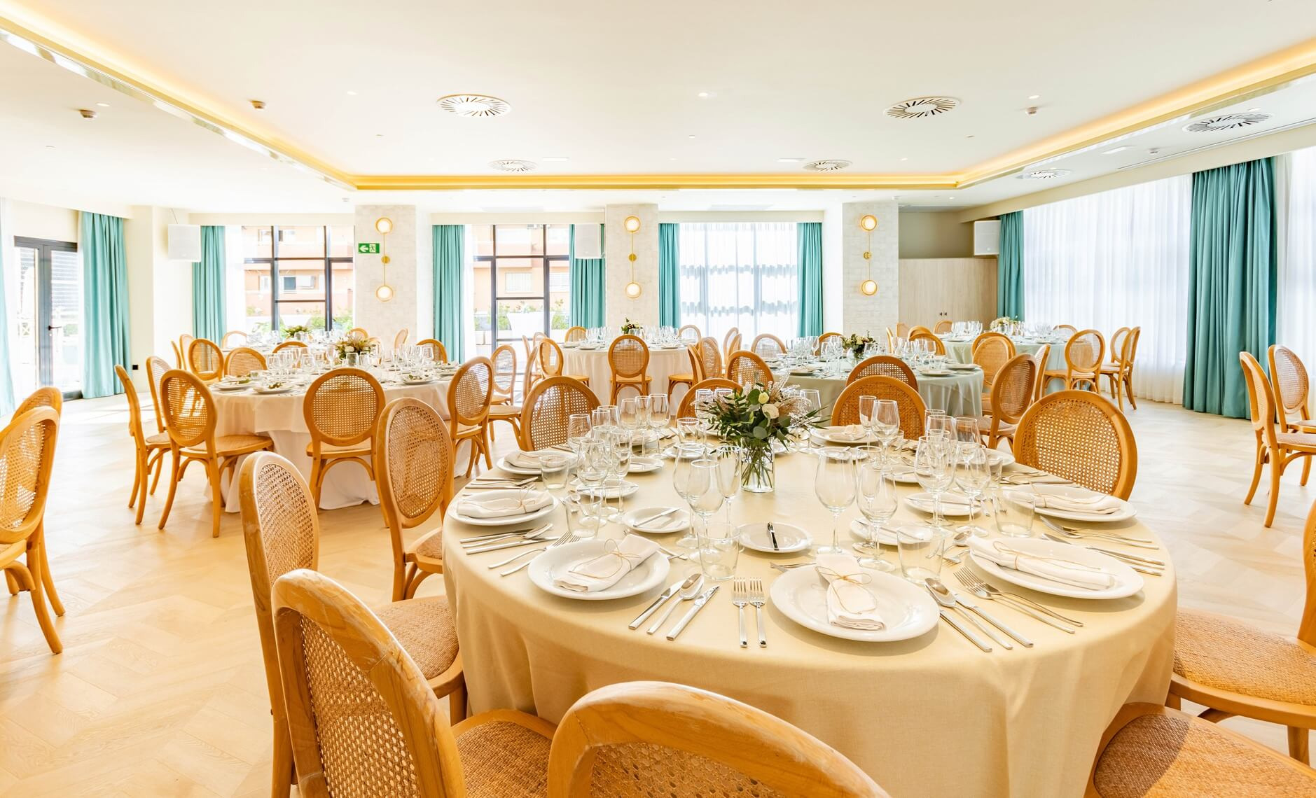Salón de banquetes con mesas listas para un evento. Hotel Angela.  decoración elegante. 