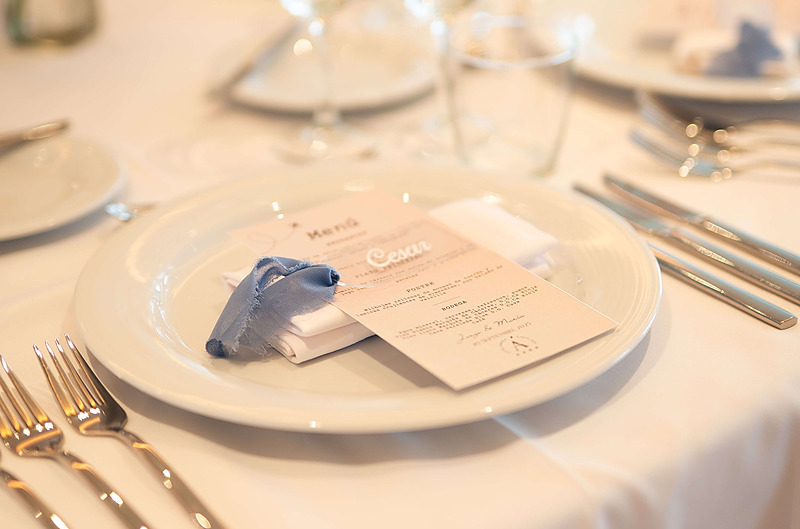 Banquete de boda con mesas montadas en el Hotel Angela