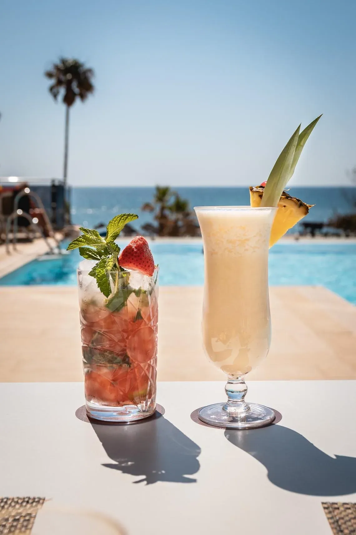 Cocktails d'Angela près de la piscine: mojito fraise et pina colada ananas rafraîchissants.