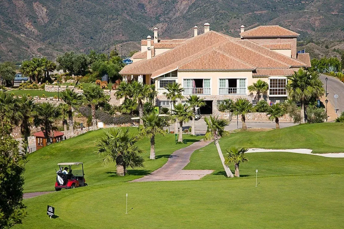 Hotel Angela: exuberante campo de golf y resort de montaña, con carritos de golf y vistas impresionantes.