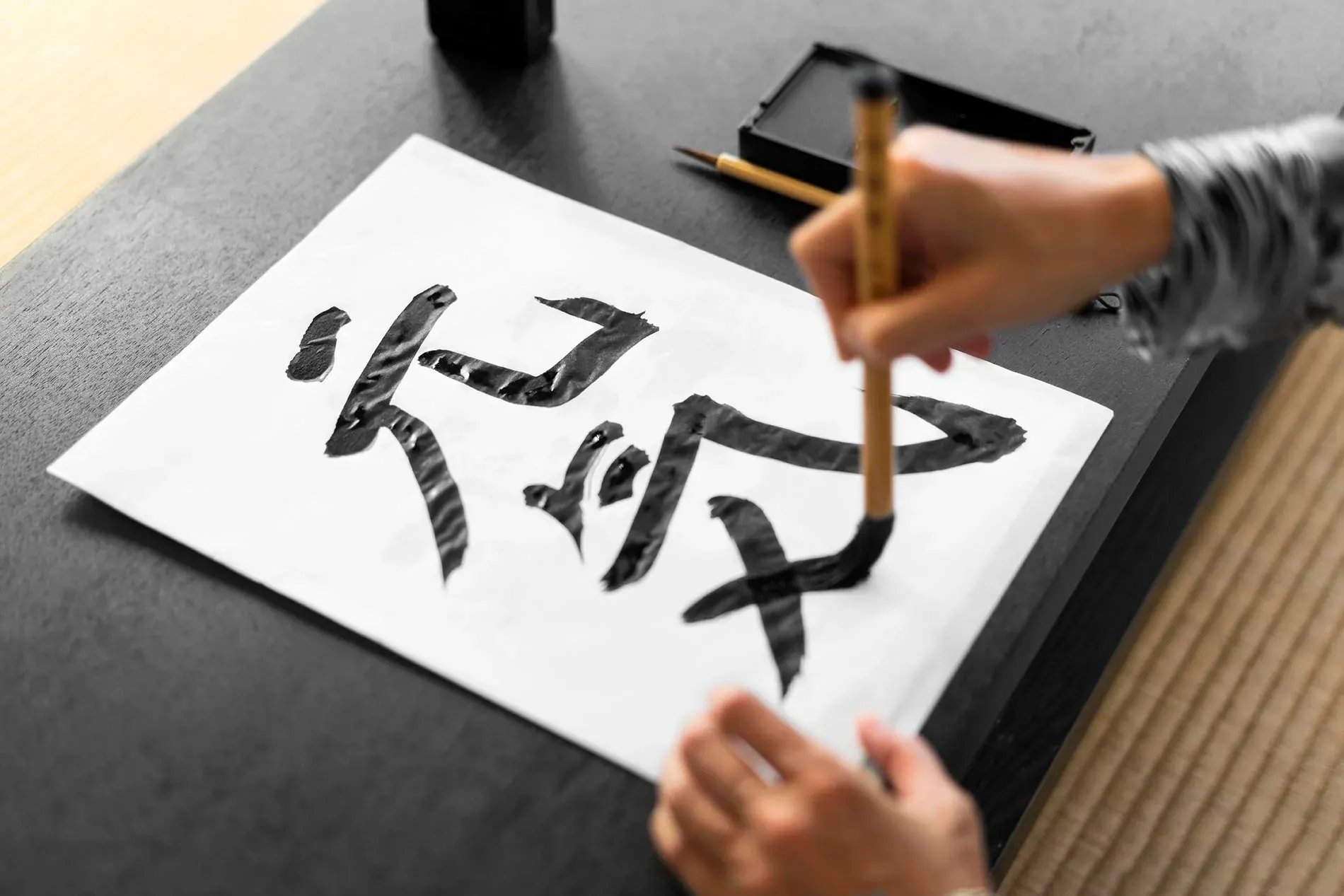 Sérénité japonaise et passion andalouse : calligraphie, inspiration & expérience à l'Hôtel Angela.