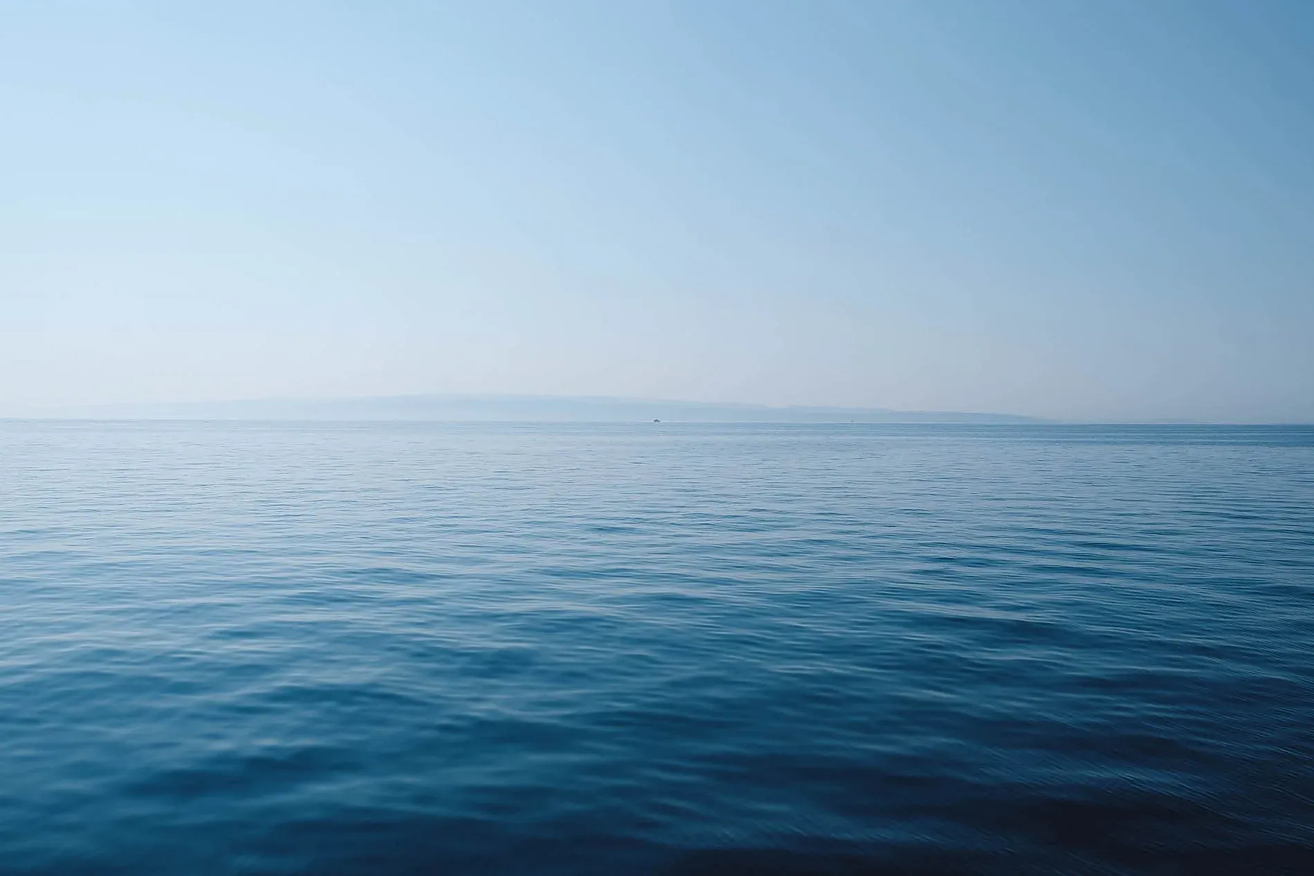 Les eaux calmes et le ciel bleu d'Angela's : une vue paisible.
