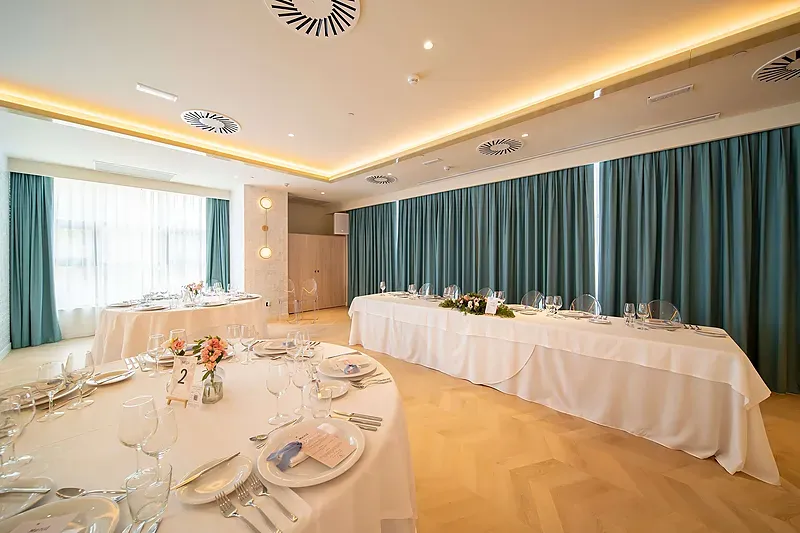Banquete de boda con mesas montadas en el Hotel Angela