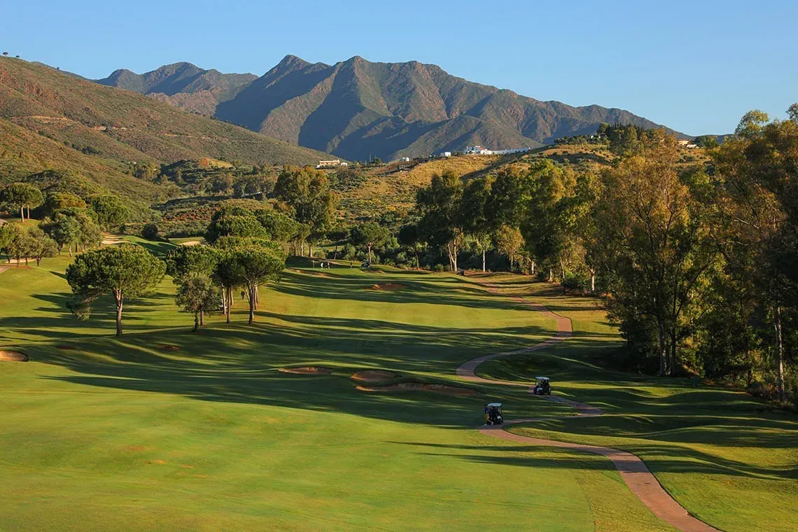 Campo de golf Angela con montañas, ideal para unas vacaciones relajantes.