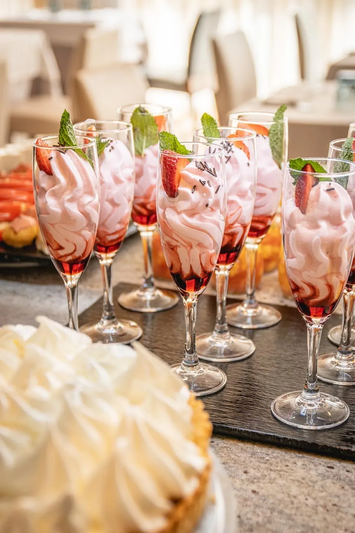 Mousses de fraises élégantes avec garniture de menthe, le dessert signature d'Angela.