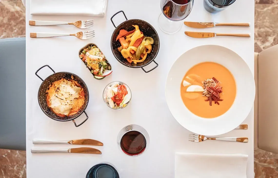 Restaurant Angela : Dîner gastronomique avec gaspacho et plats à la carte.