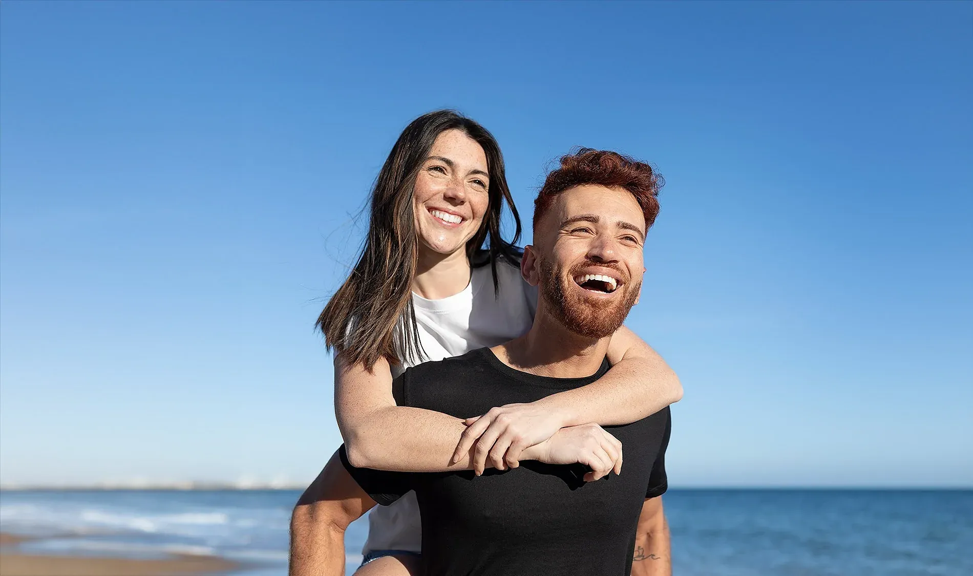 Offre escapade romantique à Fuengirola : couple heureux sur la plage, profitez de notre Hôtel Angela, Málaga.