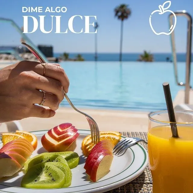 Desayuno tropical con Angela: fruta fresca y jugo junto a la piscina.