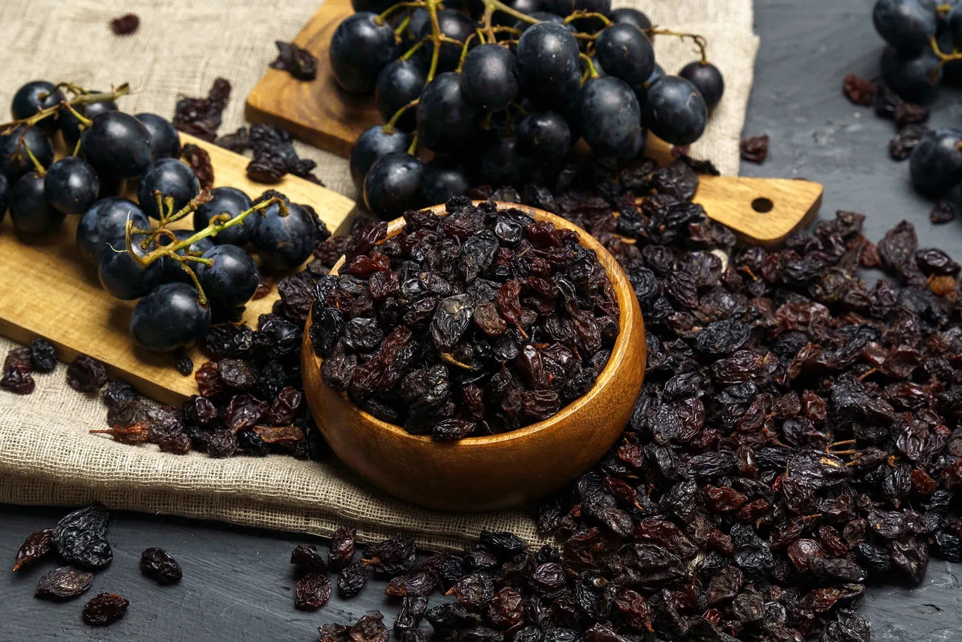 Délicieux raisins secs de Malaga présentés dans un bol en bois | Blog Hôtel Angela, Fuengirola