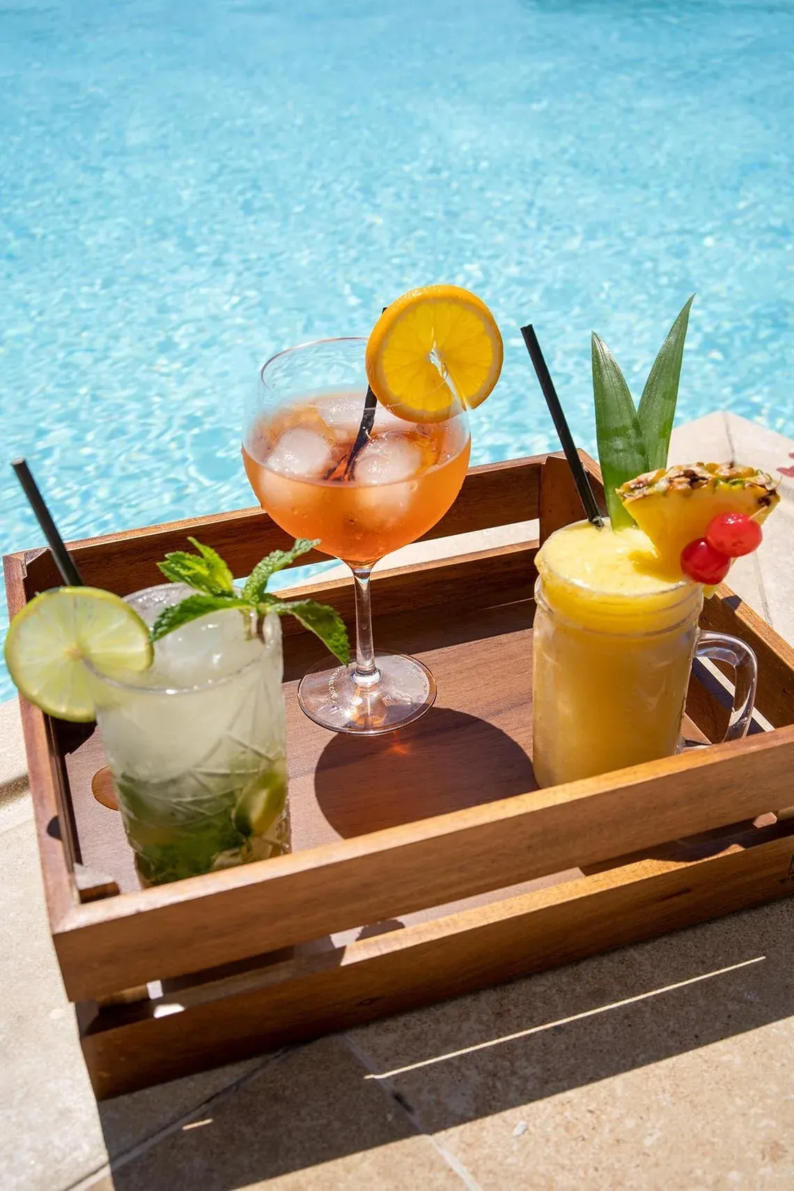 Plateau de cocktails tropicaux au bord de la piscine, idéal à déguster avec Angela.
